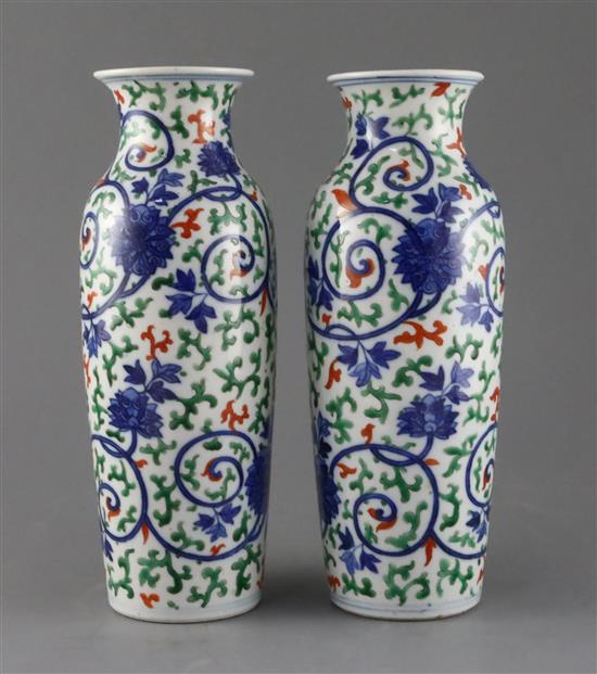 A pair of Chinese wucai vases, Qing dynasty, H.25.5cm